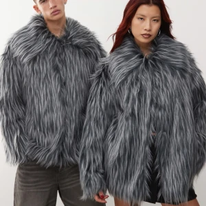 Grå pälsjacka - En intressekoll på pälsjacka från asos som är använd ett ytterst fåtal gånger, därav i nyskick. Jackan är i storlek 38, men passar allt från storlek 36-40 då den är en aning oversize. Nypris är 1279kr, kan gå med att sänka pris vid snabb affär🫶🏼