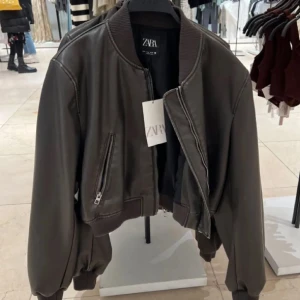 Brun bomberjacka från Zara - Säljer den populära bruna bomberjacka från Zara i skinnmaterial. Stl L för en mer oversized fit. Jag är vanligtvis en stl S. (1 & 3 bilderna är lånade)