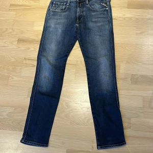 Replay anbass jeans - Snygga blå jeans med klassisk femficksdesign och dragkedja. De har en straight passform och är perfekta för en avslappnad stil. Byxorna har en lätt tvättad look som ger dem en cool vibe. W31 L32,kontakta oss vid frågor🤝
