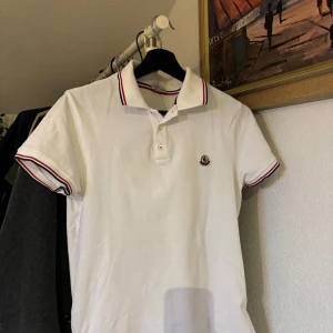 Moncler piké - Moncler piké! Riktigt fint skick, inga konstigheter. Storlek Xs/S skulle jag säga. Hör gärna av dig om det är något du undrar över! Leon