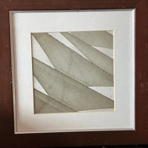 Fotokonst med segelmotiv i brun träram - Två svartvita fotografier med motiv av segel, inramade i en brun träram med vit passepartout. Perfekt för den som älskar maritim konst och vill ha en stilren inredningsdetalj.