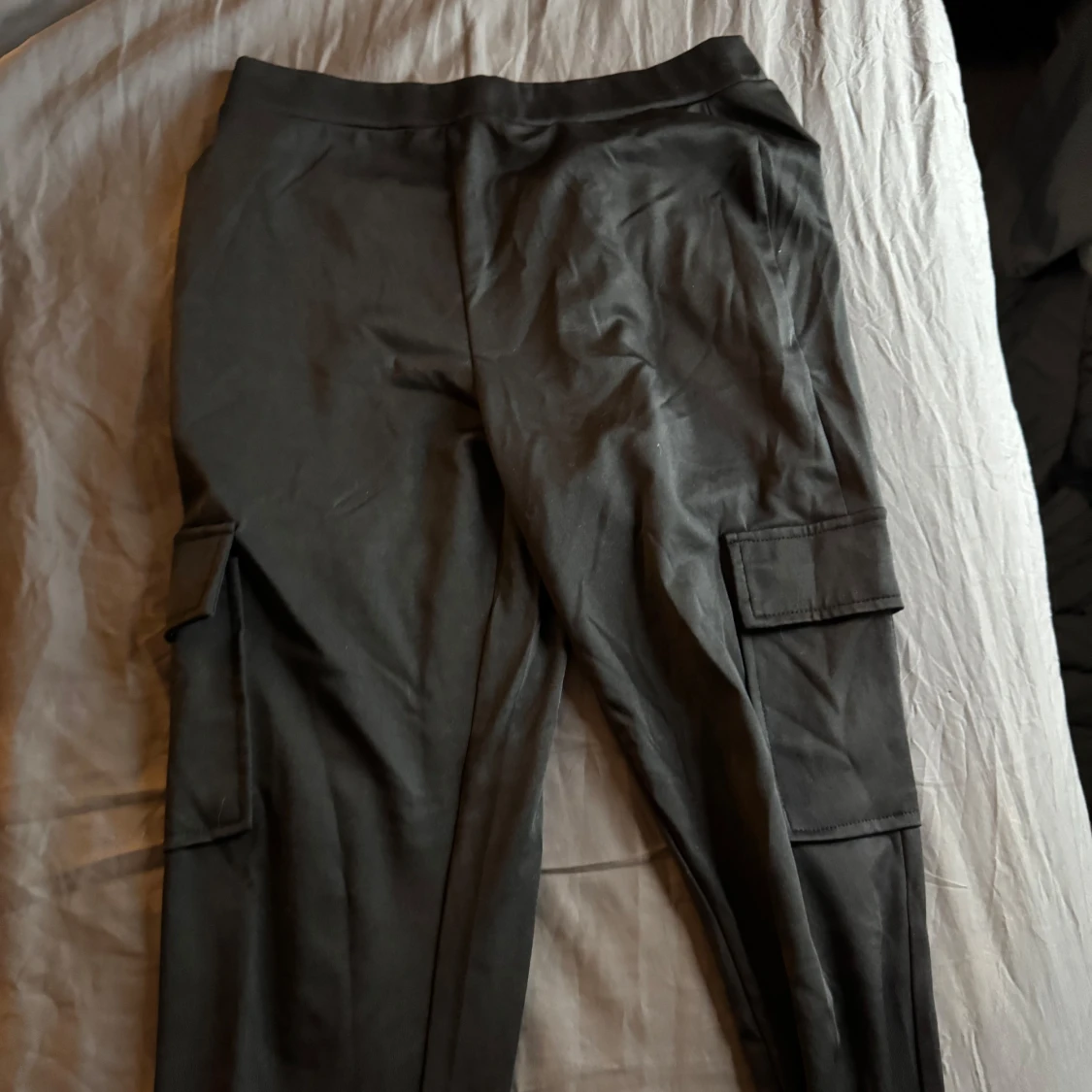 Svarta cargobyxor från Shein Curve - 1