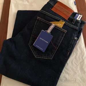 Jacob cohen  - Jacob cohen jeans. Storlek W35, brand new med tags, dustbag, scarf osv. Handgjorda italienska lyx jeans. Nypris 5.500kr vårat pris 2890kr 2024 säsong, priset är inte förhandlingsbart! 