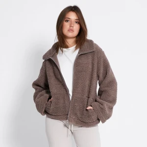 Brun teddy - Säljer den helt SLUTSÅLDA jackan i modellen SALLY  från lager 157 i strl XS 😍Helt NY med lapp på. Har även egna bilder skriv på pm 🩷