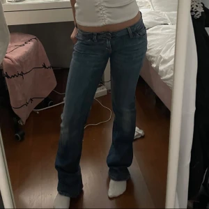 Lågmidjade blå bootcut jeans - Supersnygga lågmidjade bootcut jeans.💕Brand är Fornarina. Midjemått (räktover): 38cm. Innerbenslängd: 82cm. 