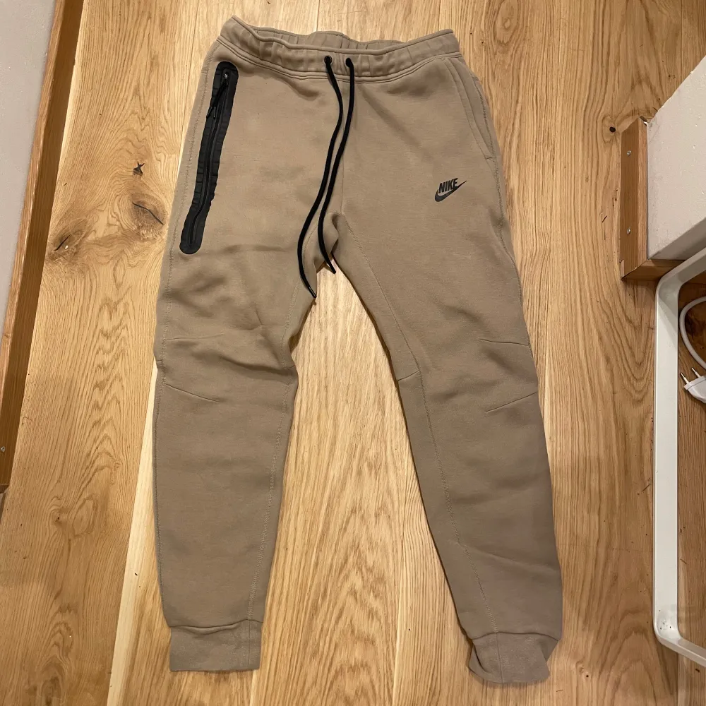Säljer mina Nike tech byxor för de blivit för små. Storlek M.. Farkut & Housut.