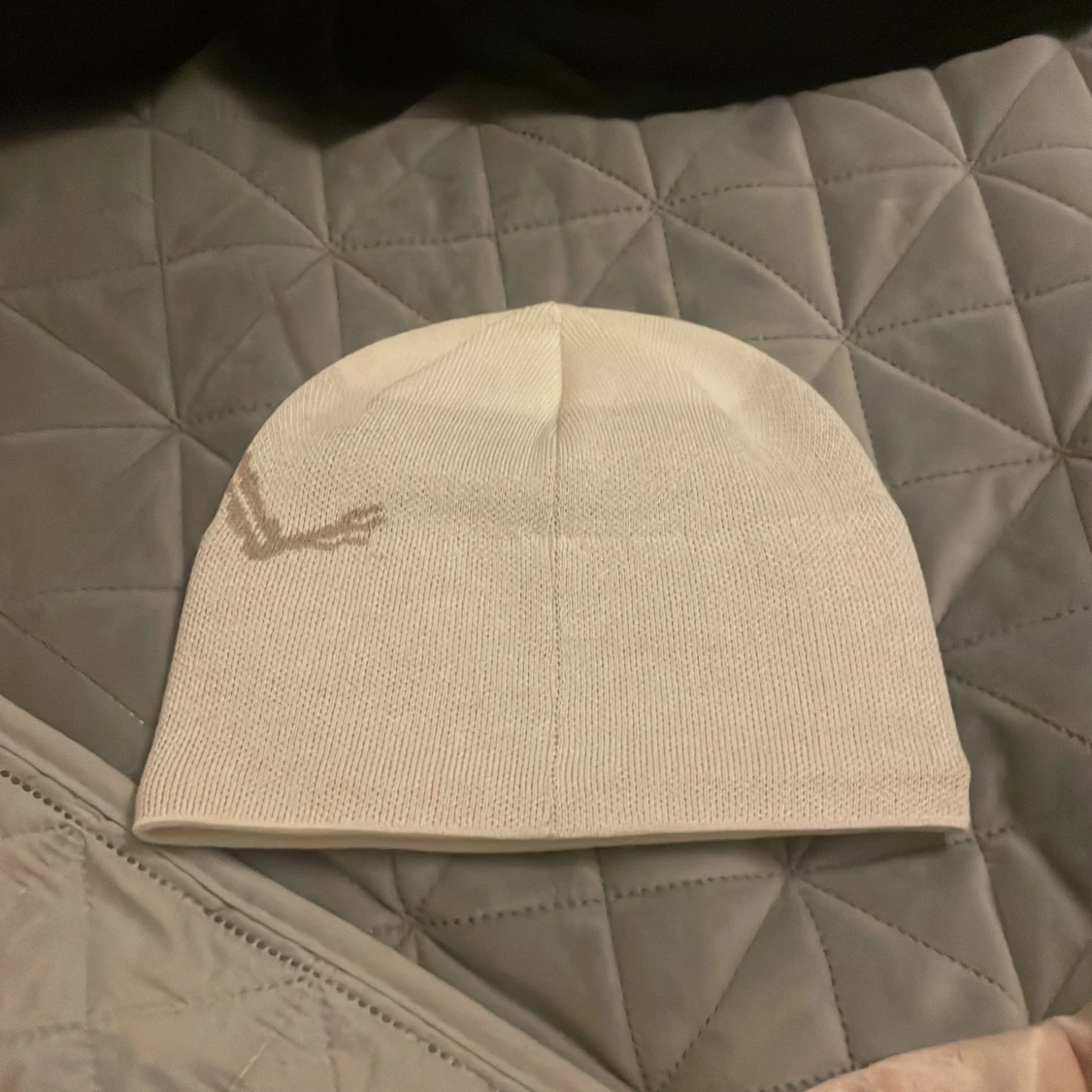 Vit mössa med tryck från Arc'teryx - 1