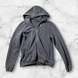 Sailracing hoodie - Säljer min sailracing hoodie då den inte kommer till användning längre. Den är använd några gånger men i bra skick. Storlek 176 (ungefär S). Om ni undrar något så får du gärna skriva. Pris kan diskuteras vid snabb affär.