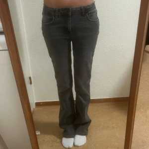 Grå bootcut jeans - Mörkgrå bootcut jeans med låg midja. 🩷 Från Gina Tricot