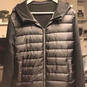 Svart Cardigan från HM - Tja! Säljer denna svarta Cardigan från HM då den är för stor. Jackan är nästan helt ny och har inga defekter. Till dig som söker en vår jacka och har storlek M så skulle jag rekommendera denna då den inte är för varm men inte heller för kall. Skriv gärna vid fundering 😃