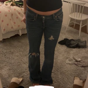 Lågmidjade jeans med hål - Superfina, tidigare omsydda till lågmidjat, har ett litet hål i skrevet! Se bild 4 🩷