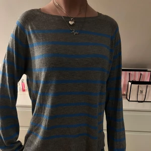 Grå och blå randig tröja - Säljer en sjukt fin grå tröja med blå ränder. Tröjan är såå mjuk och skön💙🩶 Den är från Zara och perfekt nu till våren 