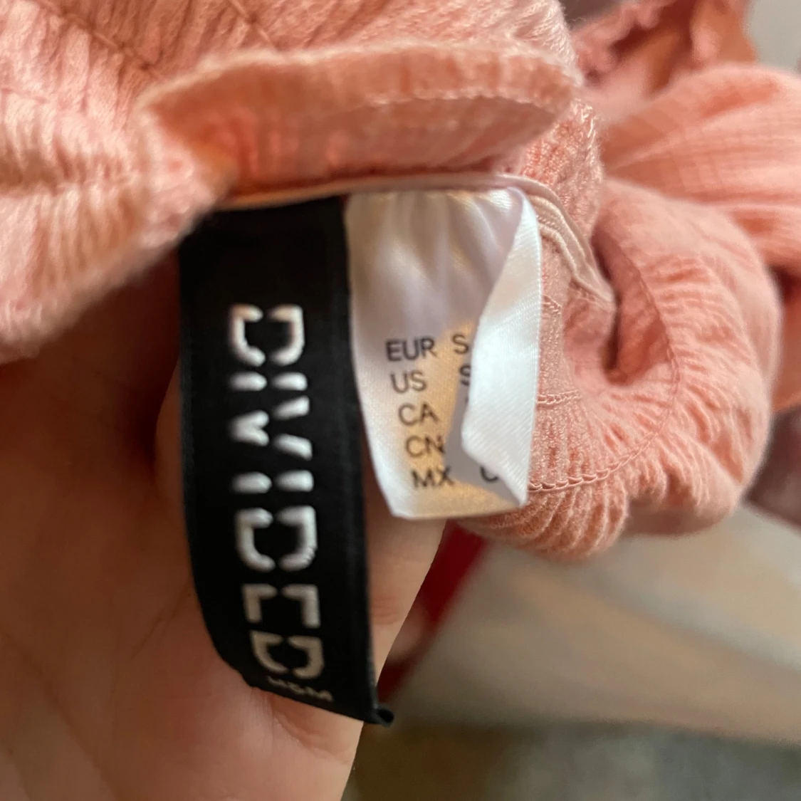 Rosa offshoulder topp från Divided - 1