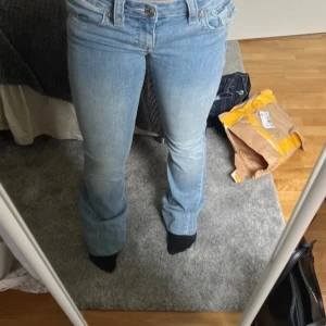 Ljusblå jeans från true religion  - Säljer ett par ljusblå true religion jeans med bootcut-stil. De har en klassisk femficksdesign och är lågmidjade. Perfekta för en avslappnad look. STORLEK 25💞💞💞💞