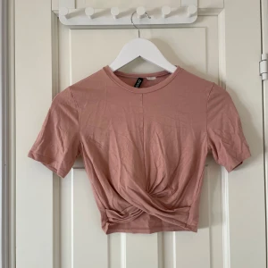 Rosa croppad topp  - Säljer en söt rosa croppad topp från H&M. Toppen har korta ärmar och en knutdetalj framtill. Om du vill ha en bild hur den ser ut på är det bara att fråga😊