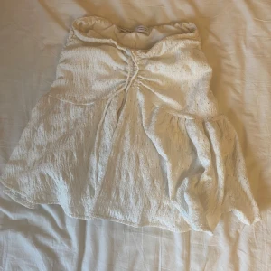 vit kjol - vit volangkjol med inbyggda shorts, superbekväma och inga defekter