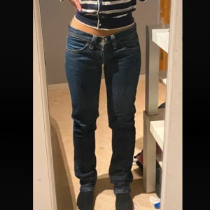 Levi's 481 Jeans - Snygga Levi's 481 Slim Fit jeans i en klassisk blå färg. De har en lågmidjad design och en slim passform som ger en stilren look. Perfekta för en avslappnad stil.