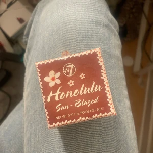  Bronzer från W7 - Säljer en bronzer från W7. Perfekt för att ge ansiktet en solkysst look. Kommer i en söt liten låda med blommönster. Innehåller 6g produkt. Har använt 1 gång och den var för mörk och blir fläckigt på mig men de är många som inte tycker de är fläckigt men ja tycker det ordinarie priset är  ❤️ pris kan diskuteras 