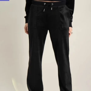 Svarta mjukisbyxor med snörning - Snygga svarta mjukisbyxor med snörning i midjan och praktiska fickor både fram och bak. Perfekta för en avslappnad stil. Dom är i barn storlek från kidsbrandstore men det är typ s 