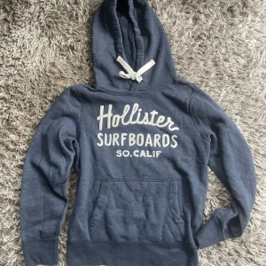 Blå hoodie från Hollister - Säljer en snygg blå hoodie från Hollister. Strl M. Bra skick. Skriv vid frågor.