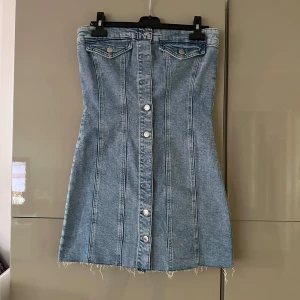 Blå jeansklänning - En helt oanvänd jeansklänning med lappen kvar från Gina tricot som säljs då jag inte är nöjd med hur den satt på mig. Den är storlek s och normal i storleken. 