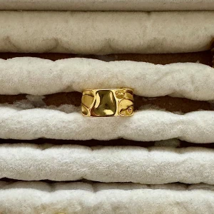 Guldfärgad ring  -  🛍️🛍️