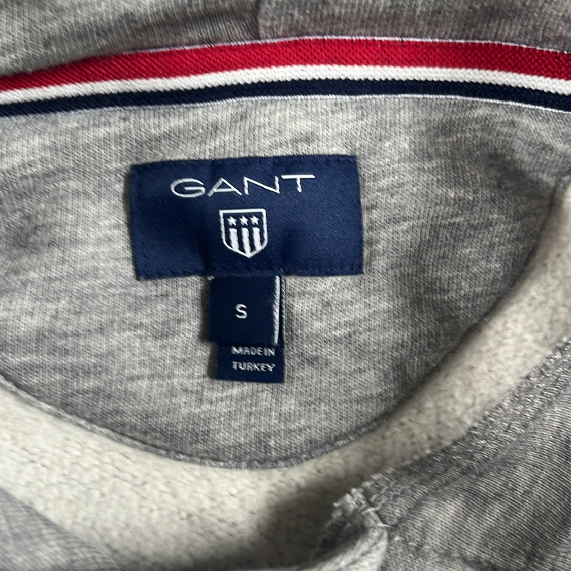 Grå hoodie från GANT - 2