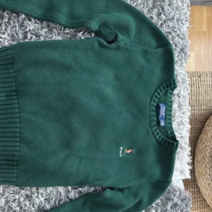 Stickad polo Ralph lauren tröja  - Väldigt fin, storlek XS. I underbar skick. Bara lappen uppe som är lös på ena sidan men inget som syns eller känns. Kan gå ner i pris, men vid snabb affär