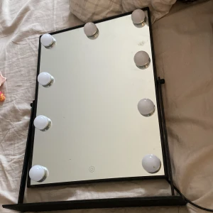 Jätte fin sminkspegel  - Köpte denna  för ungefär 3 månader sedan och köpte den för 1200 säljer den pga att jag har fått en ny i födelsedagspresent måste byta lampor för några vill inte lysa men annars är den i nyskick 