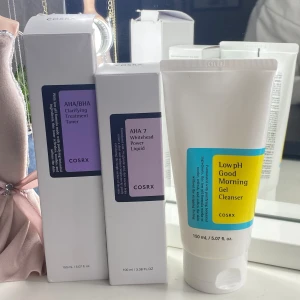 Hudvård  - Säljer ett set med hudvårdsprodukter från COSRX. Inkluderar Low pH Good Morning Gel Cleanser - ca. 80-90% kvar, AHA 7 Whitehead Power Liquid - ca. 60% kvar, och AHA/BHA Clarifying Treatment Toner - ca. 60-70% kvar. Produkterna är använda, så kolla bilderna hur mycket som är kvar, det som anges i beskrivningen är ungefär. Skicka gärna prisförslag om du är SÄKER på att du ska köpa