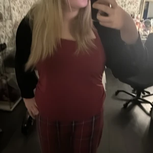 Svart bolerotopp med öppen rygg - Snygg svart bolerotopp med långa ärmar och öppen rygg. Perfekt för att lägga till en stilfull touch till din outfit. Passar bra över en klänning eller topp.