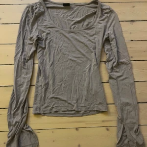 Beige långärmad topp från Gina Tricot - Säljer en beige långärmad topp från Gina Tricot i storlek S. Toppen har en rundad halsringning och är tillverkad i ett mjukt material. Har en slits i ärmarna. Köpt för 200kr. Använd fåtal gånger. Pris kan diskuteras!❤️