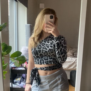 Topp - Säljer denna väldigt eleganta tröjan, aldrig använd. Jätte skönt typ och väldigt smickrande