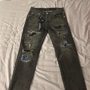 Purple Brand  - Snygga svarta jeans från Purple Brand med coola slitningar och distressed detaljer. Storlek 30 använda Max 3 gånger!