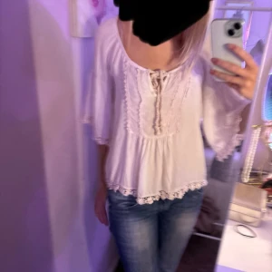 Ljusrosa blus - Söt ljusrosa blus med knytning framtill. Kontakta vid frågor eller fler bilder ❤️