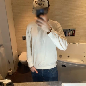 Vit tröja | East West - Vit tröja | East west | Stickat material | Bra kvalitet | 185 cm & 72 kg är han på bilden | Nypris ≈ 499