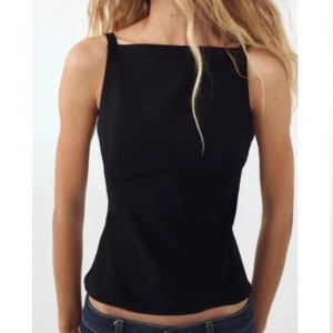 Svart ärmlös topp med rosett - Jättefin topp från zara som tyvärr inte passade när jag köpte den. Hann inte heller lämna tillbaka i tid så säljer här. Nyskick med prislapp kvar. Nypris 329 kr😍