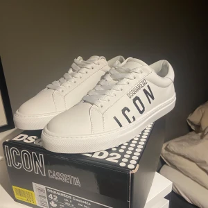 Vita sneakers från Dsquared2 - Snygga vita Dsquared2 ICON skor i storlek 42. Helt nya och oanvända. Kartong och tygpåse följer med. 