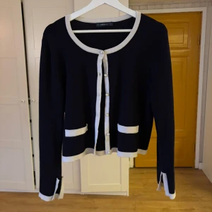 Kofta med pärlor Zara - Söm som har släppt på ärmen, inget som syns när man har på sig den (se bild 3). Liten i storleken, sitter mer som M.