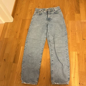 Blå jeans från Gina tricot  - Säljer ett par klassiska blå jeans från Gina tricot. De har en straight passform och är tillverkade i denim. Perfekta för en avslappnad stil.