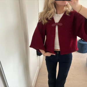 Kofta med trekvartsärmar  - Kofta med utsvängda trekvartsärmar i märkrött teddytyg som jag har sytt💕 passar storlek xs-m