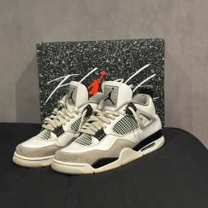Jordan 4 Military Black - Säljer då de inte används längre, storlek 44. Givetvis äkta
