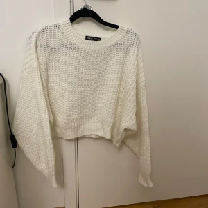 Vit stickad tröja  - Säljer en mysig vit stickad tröja från Shein.Tröjan har en croppad passform och långa ärmar. 