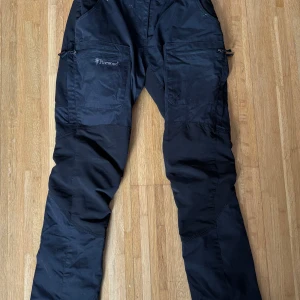 Pinewood friluftbyxa - Svarta frilufts/vandrings - byxor. Säljer pga att dem varken används eller passar. Lite urtvättade och finns fläckar, kan tvätta dem en extra gång innan jag skickar