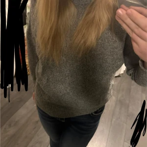 Grå stickad tröja från 157 - Säljer en mysig grå stickad tröja från 157. Tröjan har en enkel design med långa ärmar och en rund halsringning. Perfekt för kyligare dagar. Passar bra till jeans eller leggings för en avslappnad look.