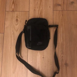 Nike tech väska - Nike tech Axel väska inte använd