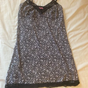 nattlinne - säljer mitt nattlinne/slipsfredag me jättefina leave detaljer💕💕