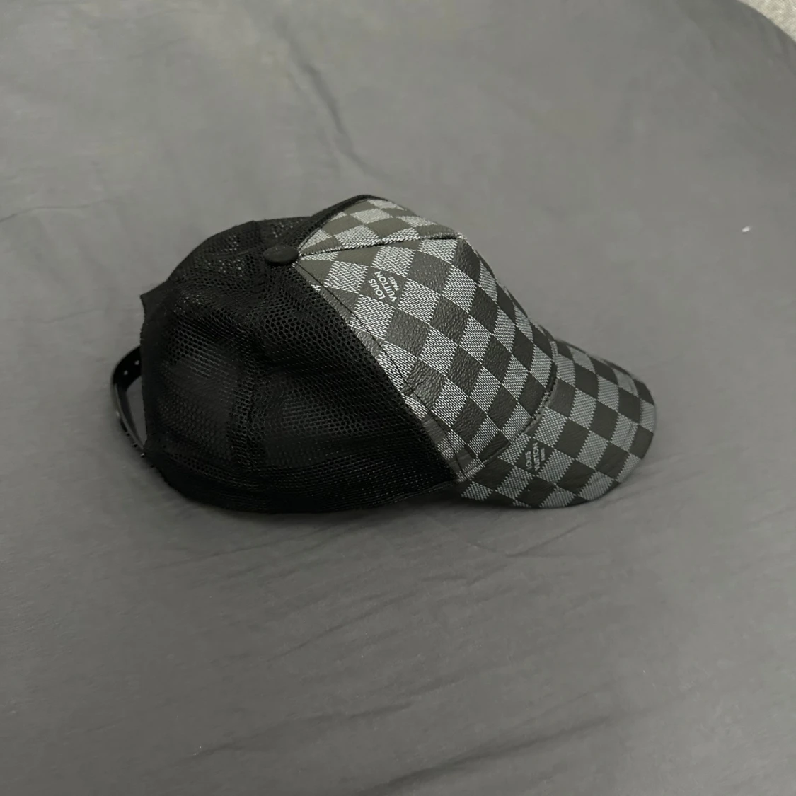 Rutig keps med nätpaneler L*V