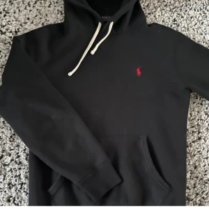 Svart hoodie från Ralph Lauren - Säljer en klassisk svart hoodie från Ralph Lauren.Perfekt för en avslappnad stil. Storleken är S och är i toppform! Priset är diskuterbart.