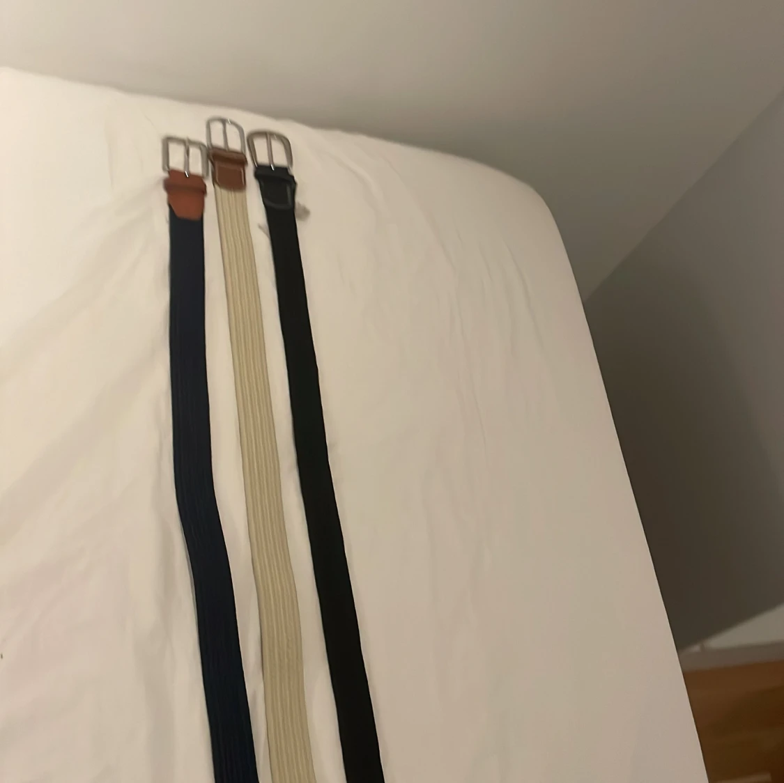 Tre bälten i olika färger